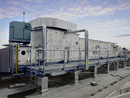Two central air conditioning units with air outputs of 7,500 m³/h each were installed on the roof of the museum. On the top left is one of the two gas-powered Condair steam humidifiers.